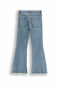 Jasnoniebieskie dżinsy z rozszerzanymi nogawkami, z surowym wykończeniem i przednimi rozcięciami, wyposażone w dwie tylne kieszenie i kontrastowe szwy.