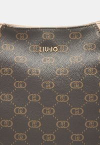 Borsa a tracolla in pelle marrone con trama effetto texture, caratterizzata da un motivo geometrico in marrone chiaro, con logo dorato "LIU JO" e cuciture in evidenza.