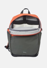 Rugzak met een oranje bovenkant, grijze hoofdcompartiment en zwarte basis. Heeft een grote opening, een laptopvak en zwarte banden.