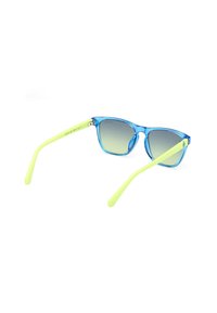 Gafas de sol de color azul brillante con un marco cuadrado, que presentan brazos de color amarillo-verde y lentes degradados que van de gris a transparente.