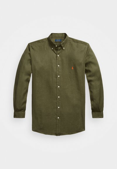 Camisa de manga longa verde-oliva, com botões, feita de um tecido texturado, apresentando um colarinho com botões, meia frente com abotoamento e um pequeno logótipo bordado.