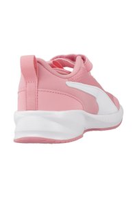 Scarpa da ginnastica rosa con tomaia in morbida maglia, dettagli bianchi e suola ammortizzata. Presenta un'etichetta ad anello sul tallone per un facile indossamento.