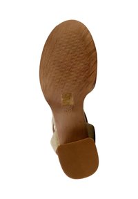 Semelle d'une sandale beige avec une adhérence texturée, taille 39, et un talon carré beige visible sur fond blanc.