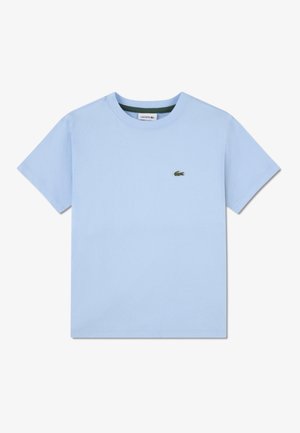 Jasnoniebieski t-shirt z krótkim rękawem i okrągłym dekoltem, z małym zielonym logo krokodyla na lewej piersi, prosty wzór.