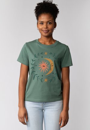 Groene katoenen T-shirt met een grafisch ontwerp van een maan en zon omringd door bladeren en sterren in oranje en roze tinten. Korte mouwen, ronde hals.