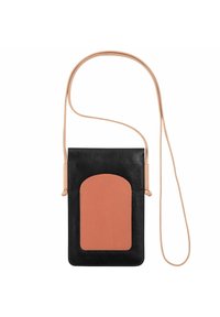 Sac en cuir noir à bandoulière, de forme rectangulaire, avec une poche avant de couleur pêche. Il dispose d'une sangle beige et d'une texture lisse.