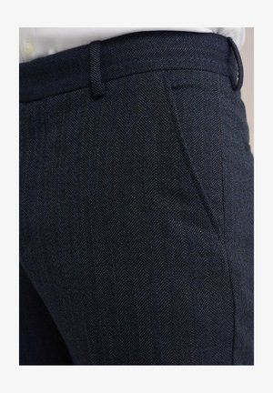 Donkerblauwe broeken met een visgraatpatroon en een gladde textuur; heeft een getailleerde pasvorm en een subtiele glans. Inclusief zijzakken en riemlussen.