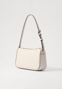 Borsa a mano crema e grigia con forma strutturata, texture liscia, tracolla regolabile e chiusura con zip di colore oro.