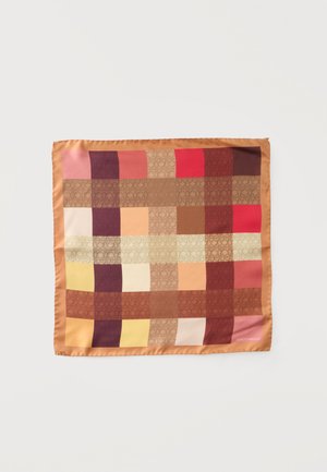 Foulard carré avec un motif à carreaux multicolore dans des nuances de brun, rouge, rose et jaune, avec une finition satinée et un petit logo dans un coin.