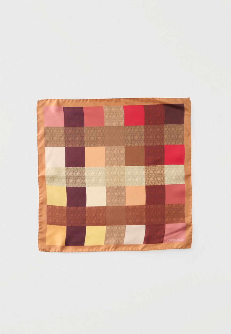 Foulard carré avec un motif à carreaux multicolore dans des nuances de brun, rouge, rose et jaune, avec une finition satinée et un petit logo dans un coin.