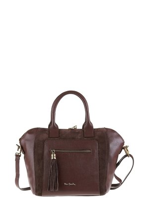 Borsa in pelle e suede marrone con due manici superiori, tracolla staccabile, tasca frontale con zip e frangia, e minuteria dorata.