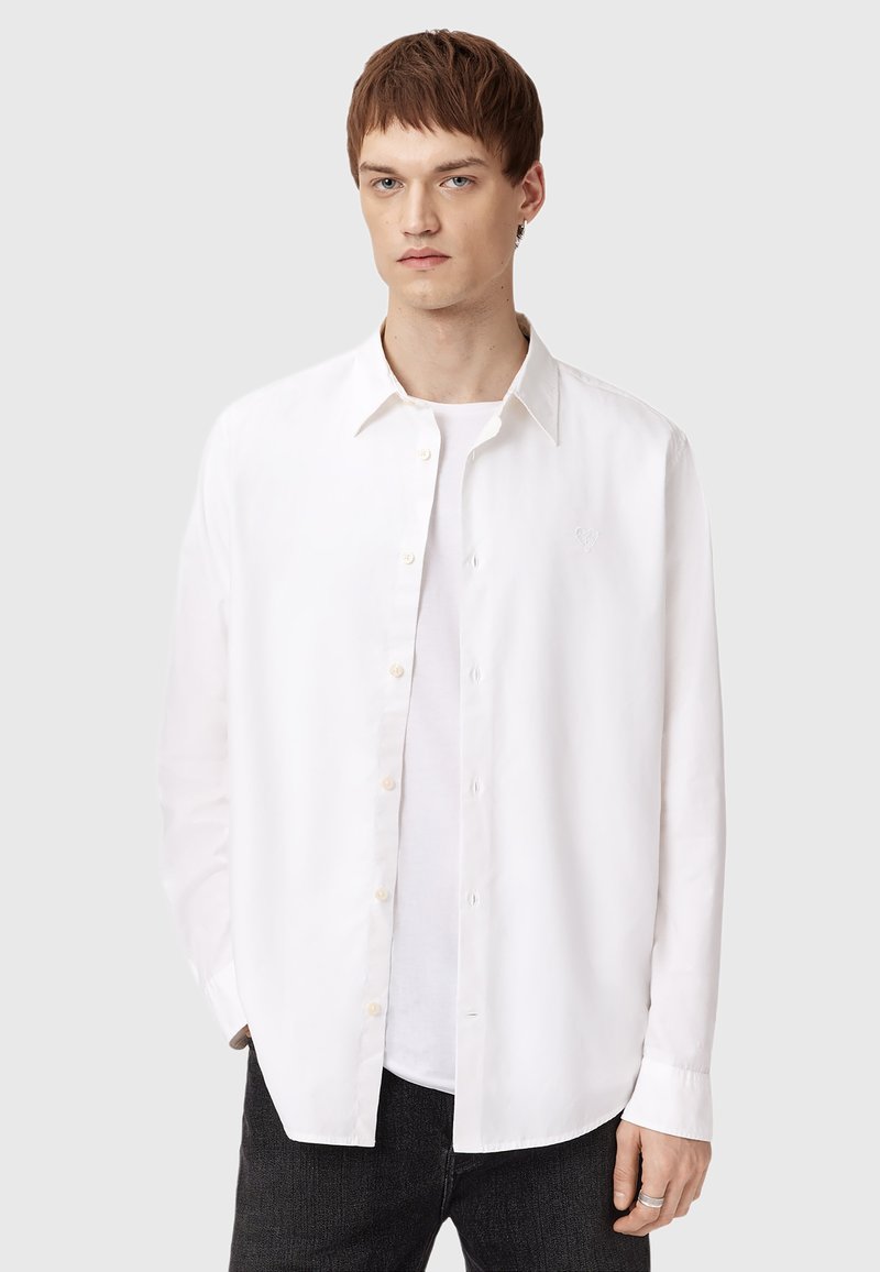 Witte langslavende shirt van katoen met een button-down kraag, subtiele borduursels op de borst en een relaxte pasvorm.