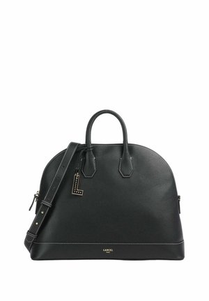 Sac à main Lancel en cuir noir avec double anses, bandoulière détachable et pendentif décoratif en forme de "L", avec un logo en lettres dorées à la base.