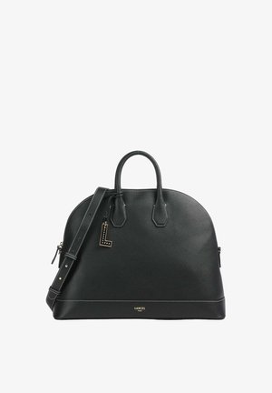 Sac à main Lancel en cuir noir avec double anses, bandoulière détachable et pendentif décoratif en forme de "L", avec un logo en lettres dorées à la base.