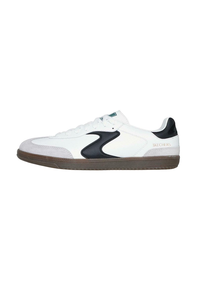Białe sneakersy z czarnymi i szarymi akcentami. Syntetyczna cholewka o gładkiej fakturze, płaskie sznurowadła i gumowa podeszwa. Logo na części piętowej.