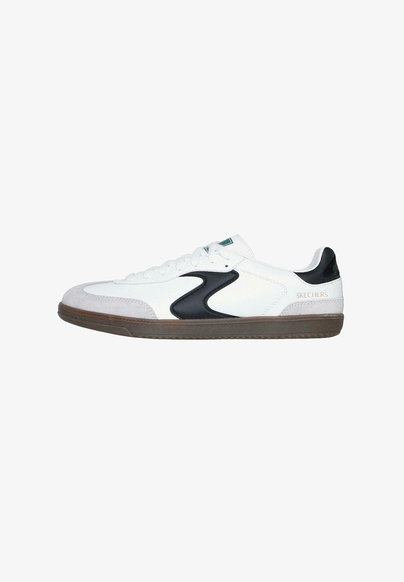 Białe sneakersy z czarnymi i szarymi akcentami. Syntetyczna cholewka o gładkiej fakturze, płaskie sznurowadła i gumowa podeszwa. Logo na części piętowej.
