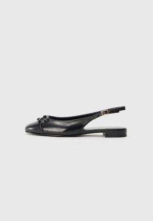 Scarpa flat slingback in pelle nera con punta rotonda, dettaglio a fiocco nella parte anteriore e tacco basso con una fibbia color oro.