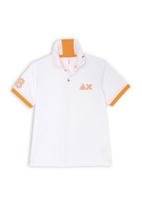 Polo bianco realizzato in tessuto con accenti arancioni. Presenta una patta con due bottoni, colletto a contrasto e logo ricamato con il numero 8.
