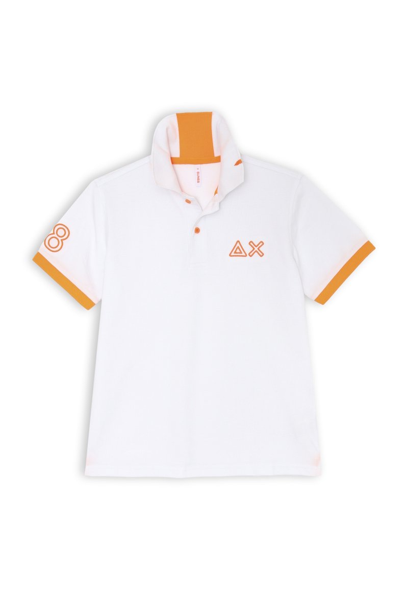 Polo bianco realizzato in tessuto con accenti arancioni. Presenta una patta con due bottoni, colletto a contrasto e logo ricamato con il numero 8.