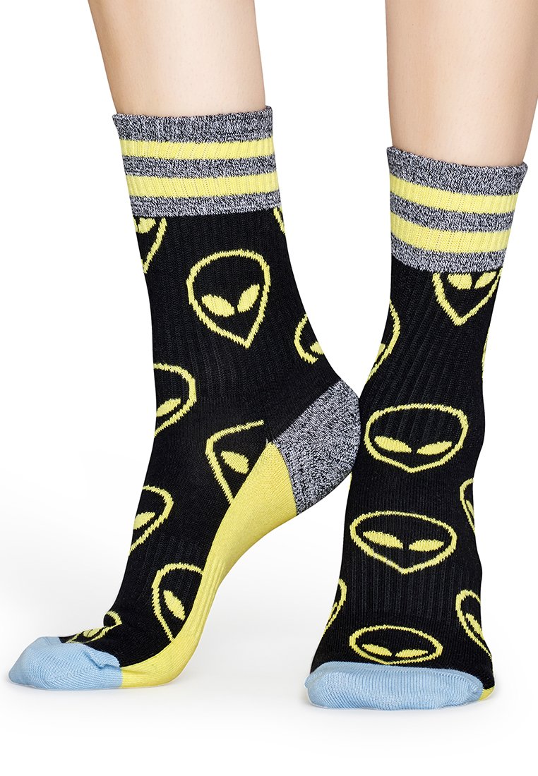 Czarne skarpetki z wzorem żółtej twarzy obcego, z szarym prążkowanym mankietem, niebieskim palcem i ribbową teksturą dla komfortu.