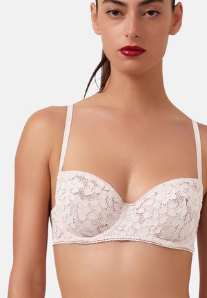 Bralette en dentelle rose doux avec coques moulées, bretelles réglables, bords festonnés, motif floral et soutien-gorge avec armature.