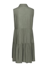 Grünes ärmelloses Kleid mit Kragen, schichtweise gestaltet und gerafftem Stoff. Glatte Textur und knielanger Schnitt.