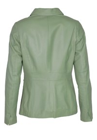 Groene leren jas met een getailleerd ontwerp, met een gekruist kraag en lange mouwen. Het oppervlak is glad, met verticale naden en een getailleerde achterkant.