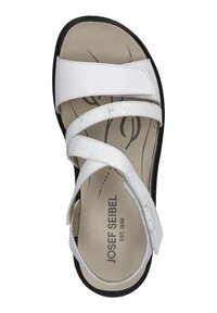 Białe skórzane sandały z trzema paskami, srebrnym akcentem i wyściełaną wkładką. Czarna gumowa podeszwa z nazwą marki nadrukowaną na wkładce.