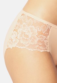 Beige onderbroek met een kanten paneel met bloemenpatroon, zachte textuur en soepel elastische tailleband. Opvallende details zijn de geschulpte kanten randen.