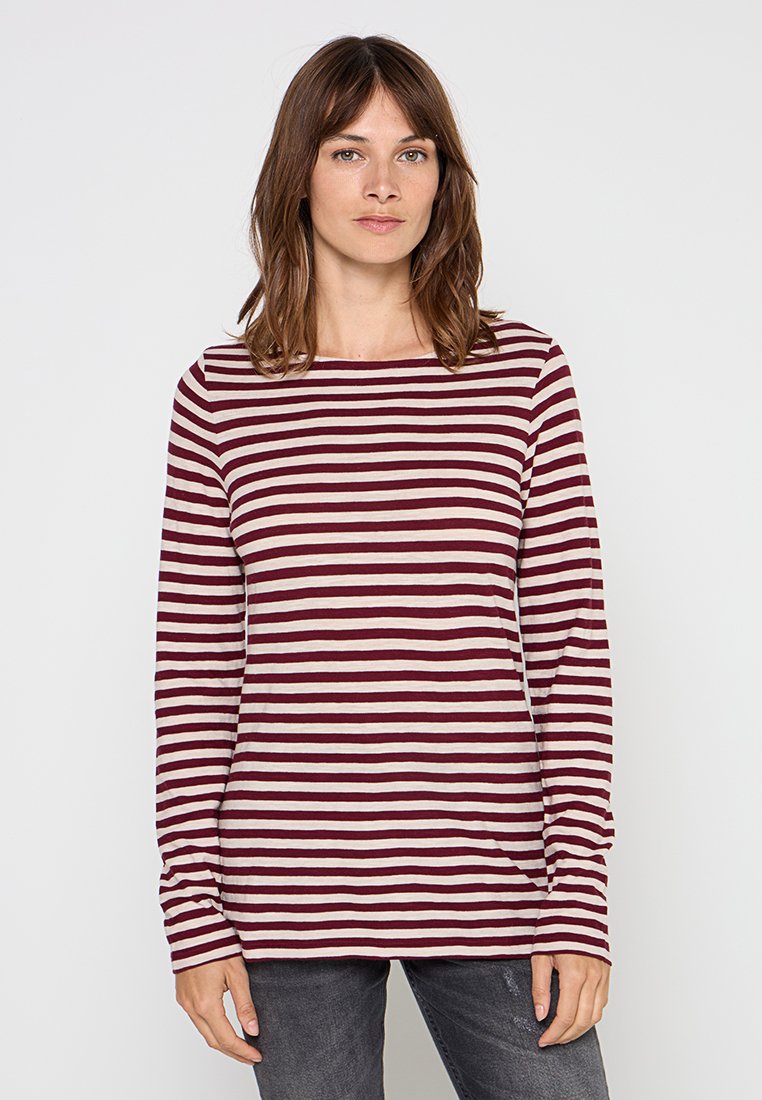 Langärmliges gestreiftes Hemd in Kastanienbraun und Cremefarben, mit Rundhalsausschnitt und weichem Stoff, getragen mit grauen Hosen.