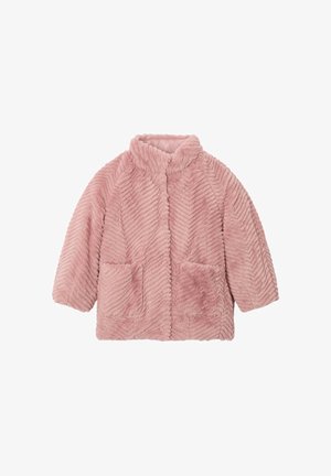 Chaqueta de piel sintética rosa suave con textura de chevron, cuello alto, mangas largas y dos bolsillos frontales parche, exhibida sobre un fondo blanco.