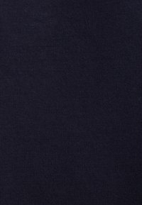 Tessuto ribbed blu navy con una fine texture, che presenta righe verticali, adatto per abbigliamento o applicazioni di tappezzeria.