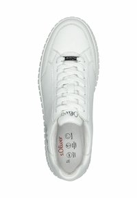 Sneaker bianco con tomaia in sintetico liscio, punta tonda, suola testurizzata e lacci piatti. Presenta il logo del marchio sulla linguetta e sulla soletta.