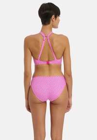 Roze gestreepte bikini met een halternekontwerp, voorzien van dunne banden en een klittenbandsluiting op de rug. De broekjes hebben een gematigde snit die overeenkomt met het patroon van de top.