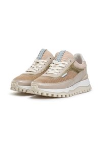 Zapatillas deportivas beige con parte superior de malla y cuero liso, detalles texturizados, cordones gris claro y gruesa suela blanca y rugged.