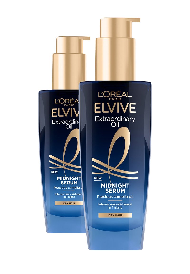Le bottiglie di L'Oréal Elvive Extraordinary Oil, di colore blu trasparente con dettagli dorati, presentano tappi a pompa. L'etichetta include "Siero di Mezzanotte" per capelli secchi.