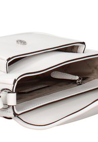 Witte leren crossbodytas met een gladde textuur, zilverkleurige hardware, twee vakken en een met rits afsluitbaar vak. Contrasterende stiksels langs de randen.