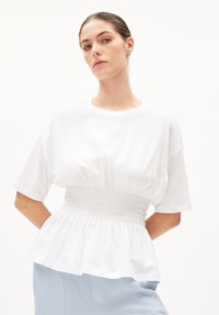 Witte katoenen T-shirt met een casual pasvorm, voorzien van een smocktail en korte mouwen. De onderkant heeft een geplooid, uitlopend ontwerp.