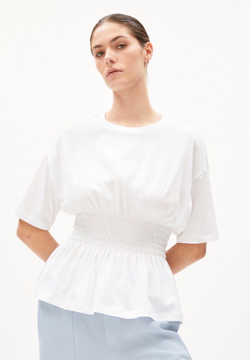 Witte katoenen T-shirt met een casual pasvorm, voorzien van een smocktail en korte mouwen. De onderkant heeft een geplooid, uitlopend ontwerp.