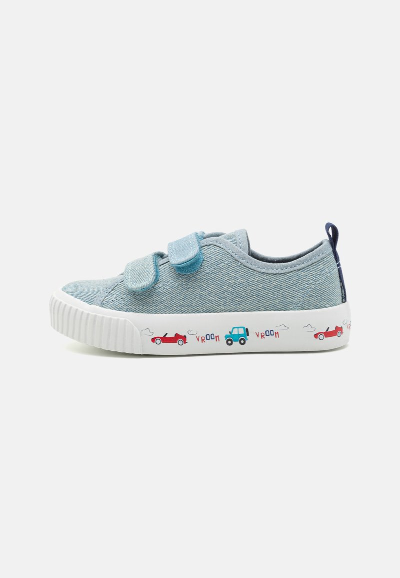 Baskets en tissu bleu clair avec deux bandes Velcro réglables, semelle en caoutchouc blanche, et graphiques de voitures colorés avec le texte "vroom" autour de la base.