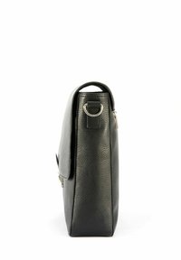 Czarna skórzana torba na ramię o teksturowanym wykończeniu, płaskim kształcie, z górnym uchwytem i srebrnymi akcentami. Regulowane mocowanie paska po boku.