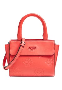 Torebka z koralowej skóry o uporządkowanym kształcie, z górnymi uchwytami, regulowanym paskiem na ramię, tłoczonym logo oraz dekoracyjnymi wzorami.