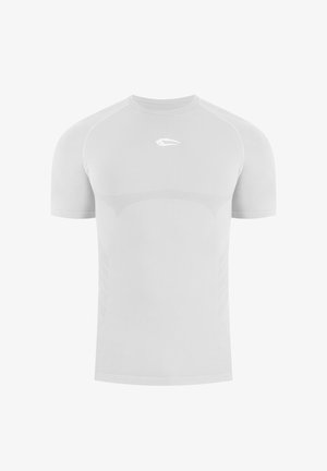 T-shirt de sport blanc à manches courtes avec détails discrets en mesh et petit logo abstrait sur la poitrine, vue de face.