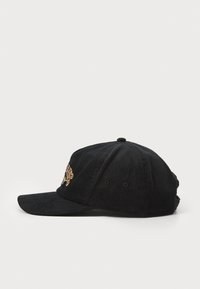 Schwarze Cord Baseballmütze mit gebogenem Schirm, auf der Vorderseite mit buntem gesticktem Text. Verstellbarer Riemen hinten.