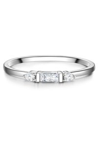 Ring i vitt guld med en polerad band, som har en central smaragdslipad diamant flankerad av två mindre runda diamanter.