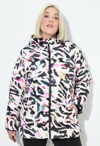 Doudoune avec un motif camouflage multicolore en rose, noir, vert et blanc ; elle dispose d'une capuche et d'une fermeture éclair à l'avant.