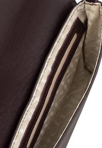 Borsa a tracolla in pelle marrone con un esterno liscio. L'interno presenta una fodera a motivo beige e una tasca con zip per l'organizzazione.