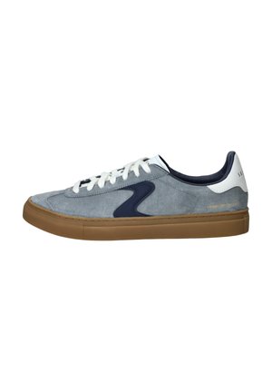 Zapatillas de ante en gris claro con acentos en azul marino, lengua y cordones blancos, con suela de goma y detalles de costura.