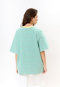 MIRONS T-shirt print - green