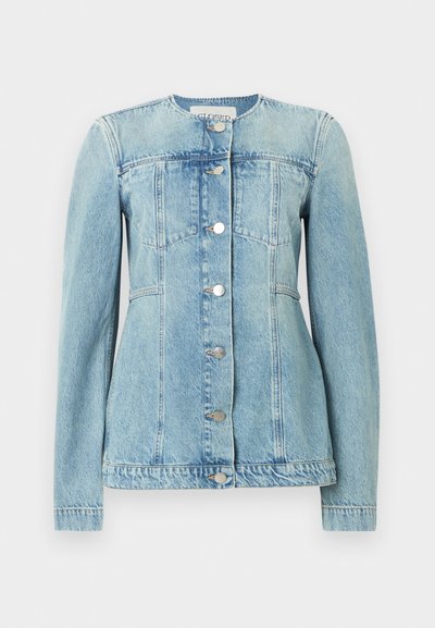 Veste en denim bleu clair avec un col rond, des boutons sur le devant et deux poches poitrine. Présente une silhouette cintrée et des manches longues.